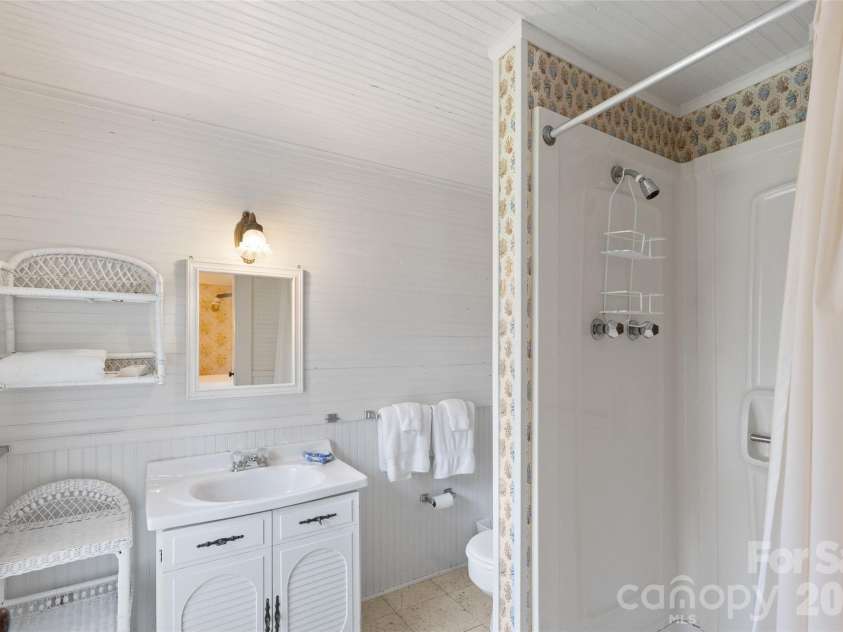 760 5th Street, Highlands, NC 28741.  MLS# CAR4390432, YatesRealty ID 29656. Guest Room or Second Owner Ensuite Full Bath on the Upper Level