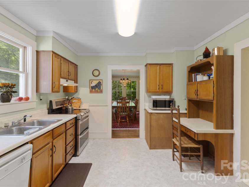 760 5th Street, Highlands, NC 28741.  MLS# CAR4390432, YatesRealty ID 29656. Kitchen with Built-in Desk