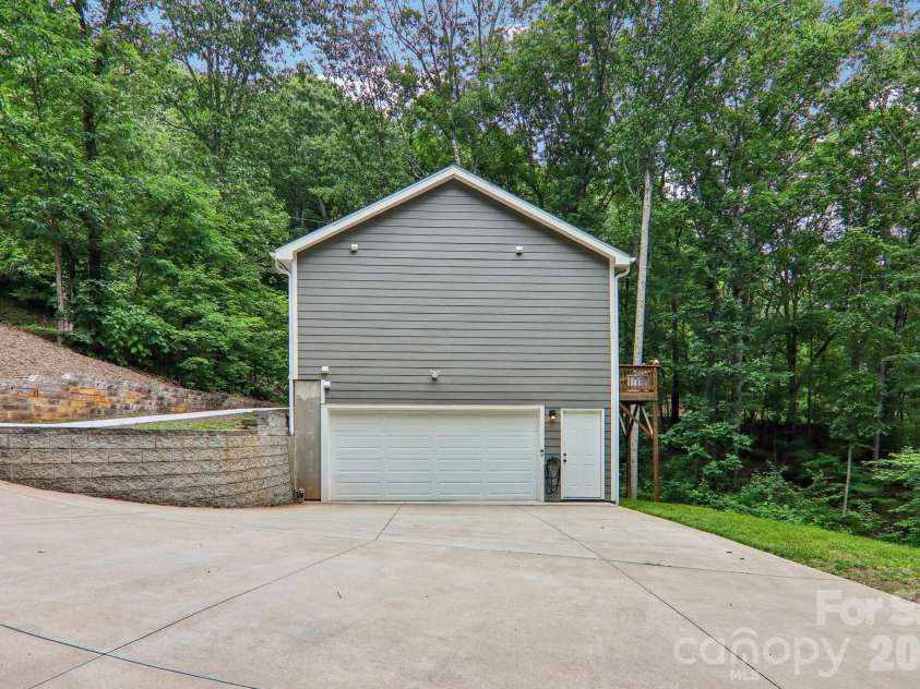 49 Wilderness Trail, Candler, NC 28715.  MLS# CAR4391801, YatesRealty ID 29657. Ample level parking and turn around space outside garage