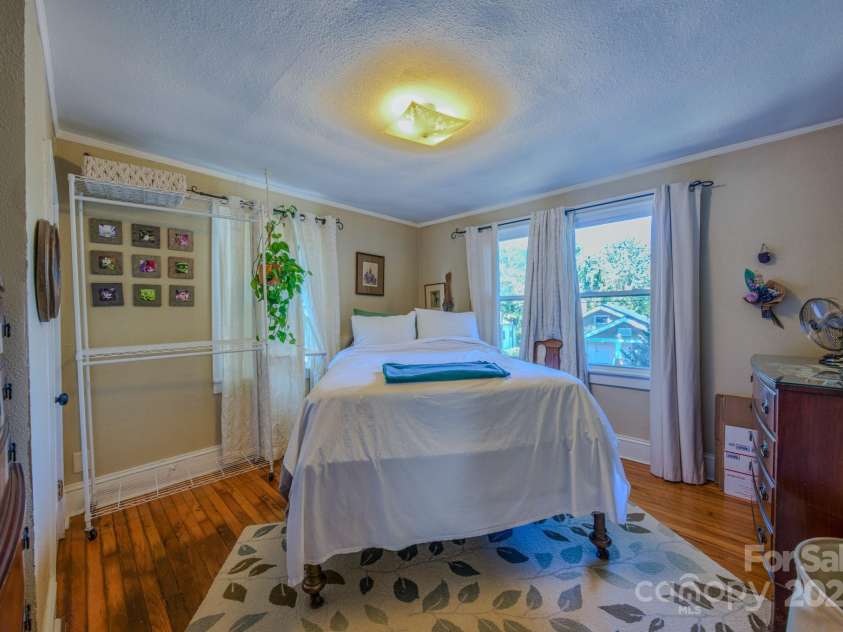 122 Michigan Avenue, Asheville, NC 28806.  MLS# CAR4285433, YatesRealty ID 29660. Primary Bedroom