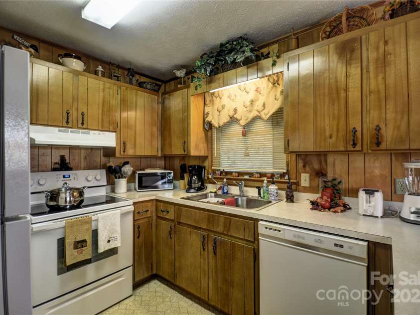 134 Raven Ridge, Maggie Valley, NC 28751.  MLS# CAR4249162, YatesRealty ID 29662. Closer view of the kitchen