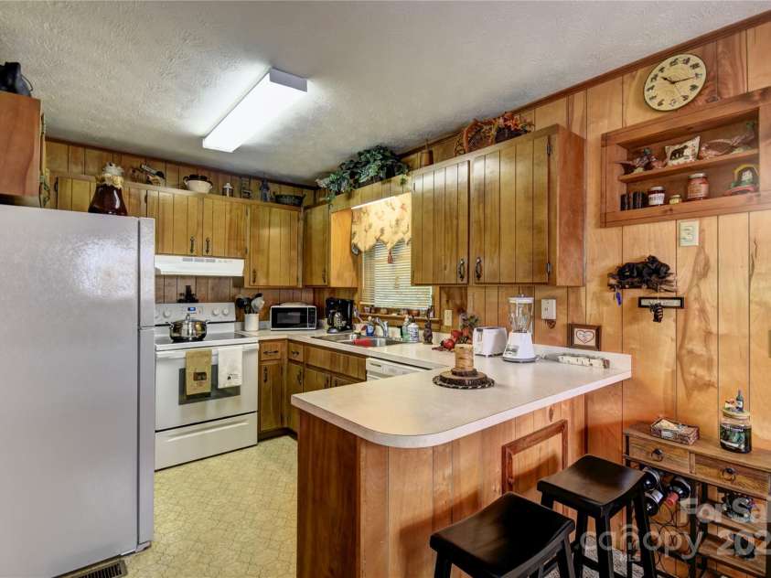 134 Raven Ridge, Maggie Valley, NC 28751.  MLS# CAR4249162, YatesRealty ID 29662. Kitchen with breakfast bar