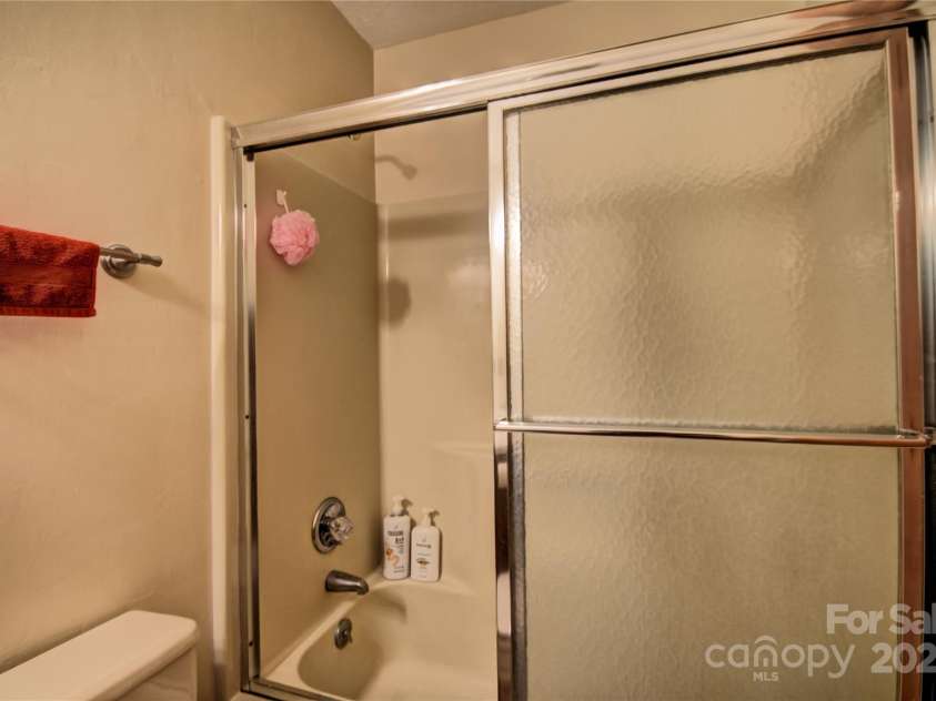 134 Raven Ridge, Maggie Valley, NC 28751.  MLS# CAR4249162, YatesRealty ID 29662. Tub/Shower in the hall bath