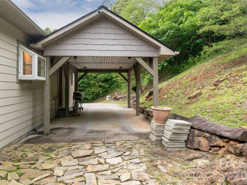 980 River Road, Sylva, NC 28779.  MLS# CAR4389652, YatesRealty ID 29663. 