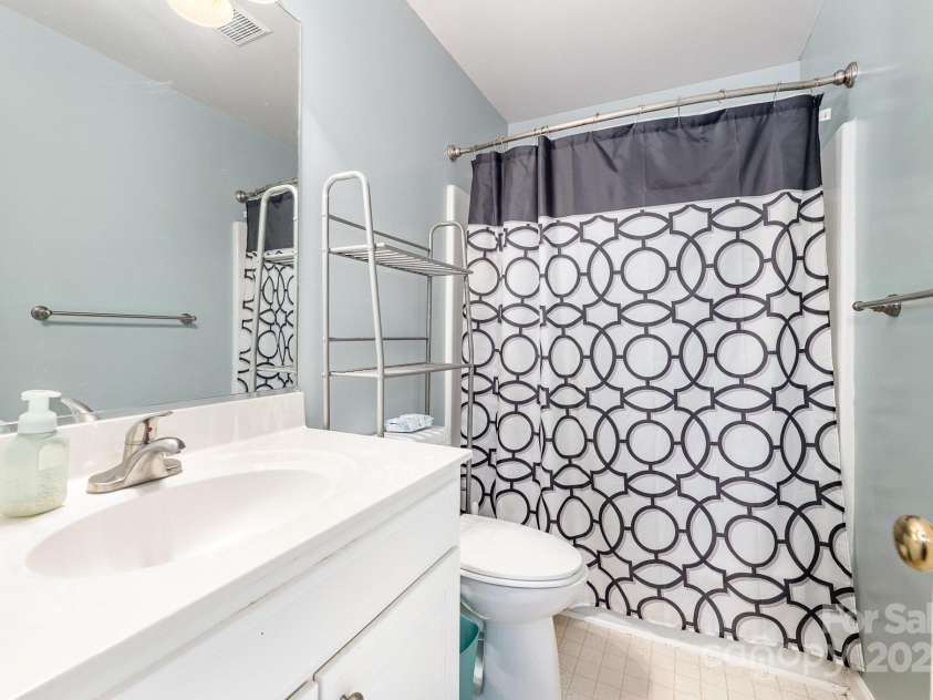 376 Kingsmill Drive, Advance, NC 27006.  MLS# CAR4281877, YatesRealty ID 29664. 