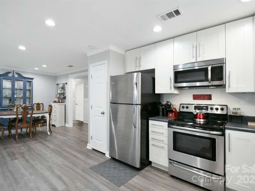 4014 Larkspur Lane, Charlotte, NC 28205.  MLS# CAR4287638, YatesRealty ID 29665. 