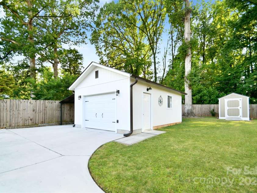 4014 Larkspur Lane, Charlotte, NC 28205.  MLS# CAR4287638, YatesRealty ID 29665. 