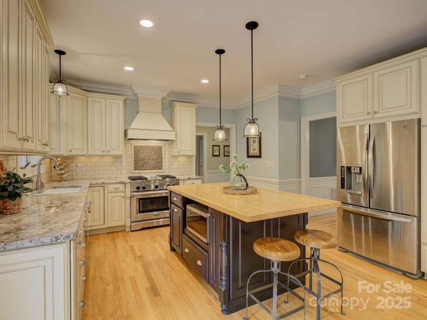 2621 Winding Oak Drive, Charlotte, NC 28270.  MLS# CAR4285798, YatesRealty ID 29666. 