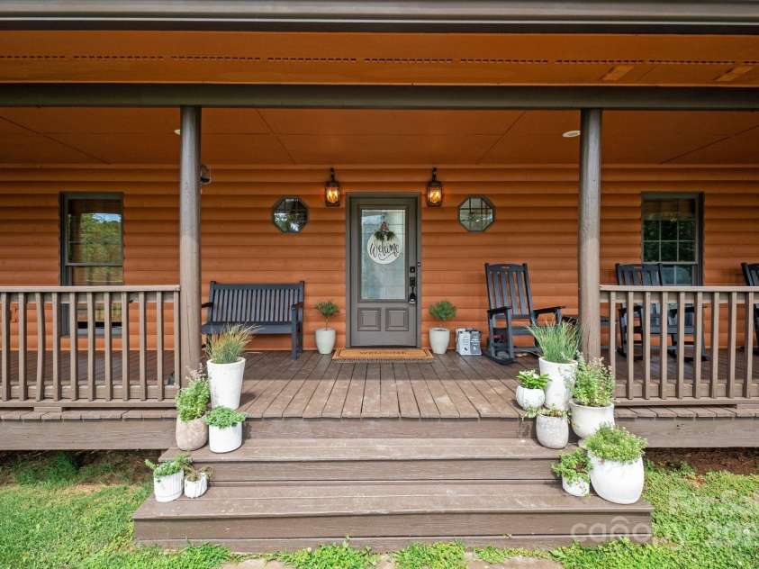 6500 Duck Creek Road, Lenoir, NC 28645.  MLS# CAR4258790, YatesRealty ID 29667. Front entry way