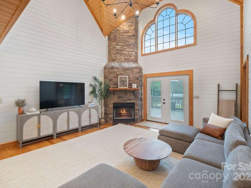 6500 Duck Creek Road, Lenoir, NC 28645.  MLS# CAR4258790, YatesRealty ID 29667. Great Room