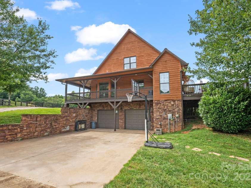 6500 Duck Creek Road, Lenoir, NC 28645.  MLS# CAR4258790, YatesRealty ID 29667. Side Garage