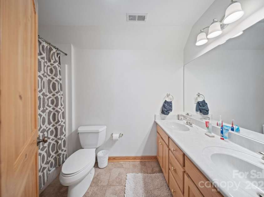 6500 Duck Creek Road, Lenoir, NC 28645.  MLS# CAR4258790, YatesRealty ID 29667. Upstairs Bath