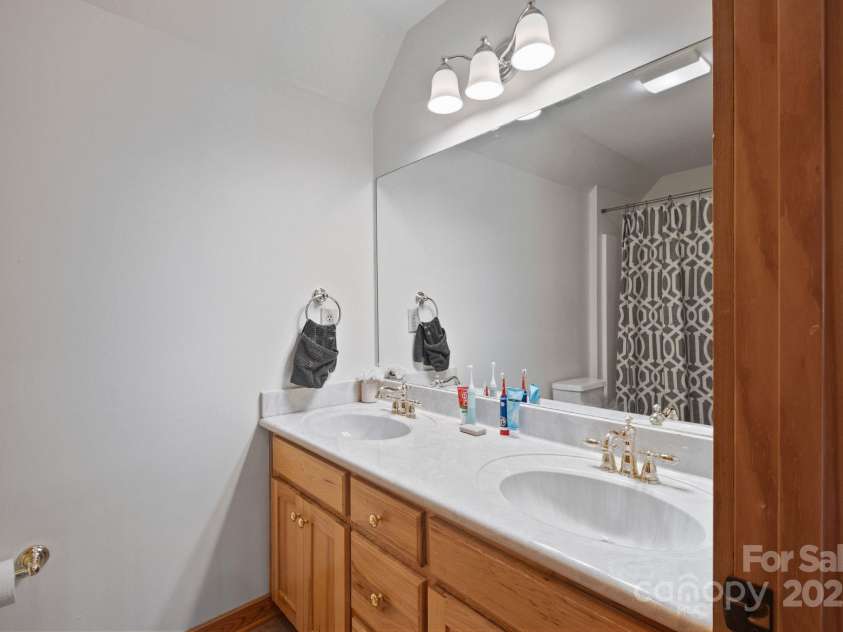 6500 Duck Creek Road, Lenoir, NC 28645.  MLS# CAR4258790, YatesRealty ID 29667. Upstairs Bath