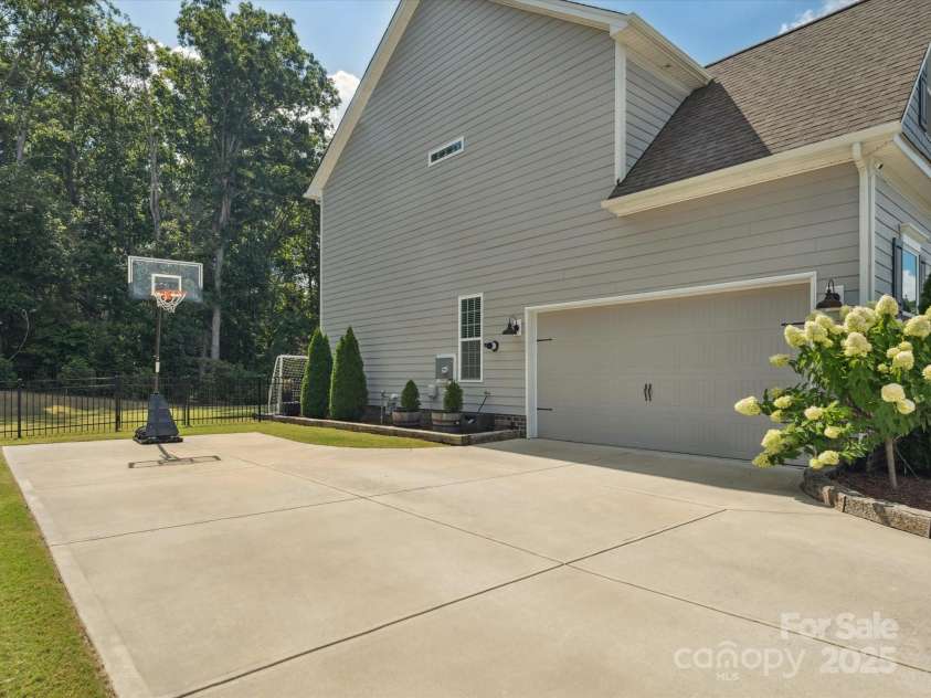 6005 Petersburg Drive, Waxhaw, NC 28173.  MLS# CAR4287220, YatesRealty ID 29669. 