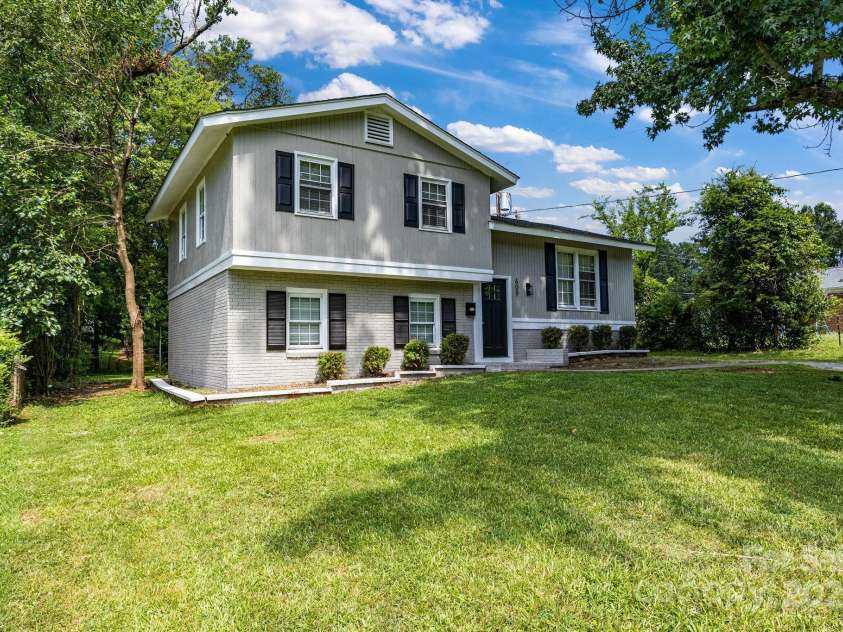 609 Bilmark Avenue, Charlotte, NC 28213.  MLS# CAR4276678, YatesRealty ID 29671. Front of the home; angled shot.
