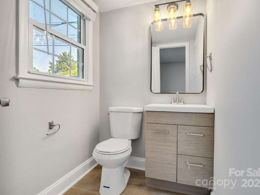 609 Bilmark Avenue, Charlotte, NC 28213.  MLS# CAR4276678, YatesRealty ID 29671. Half bath conveniently connected to the bonus room.