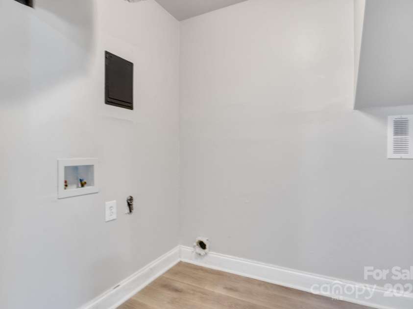 609 Bilmark Avenue, Charlotte, NC 28213.  MLS# CAR4276678, YatesRealty ID 29671. Laundry room connected to the bonus room.