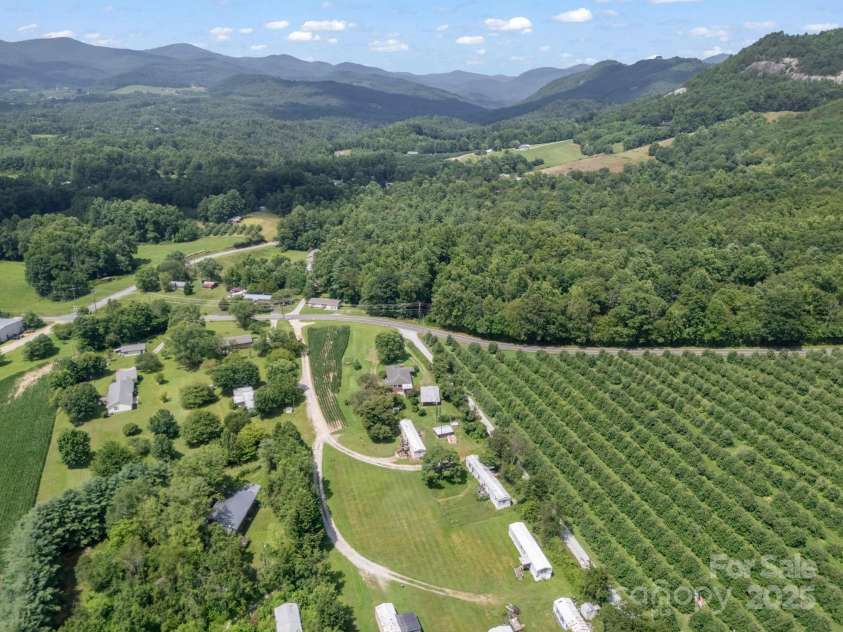 40 Country View Lane, Hendersonville, NC 28792.  MLS# CAR4283391, YatesRealty ID 29672. 