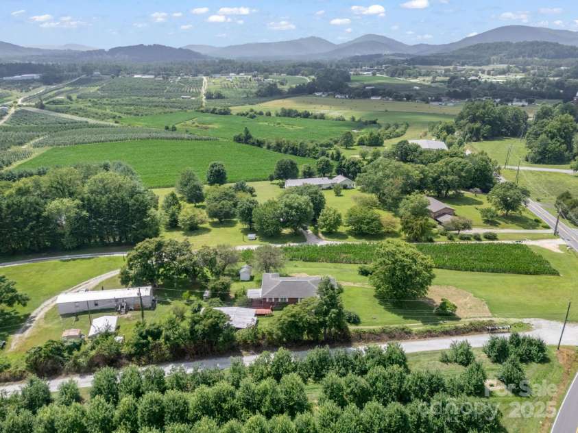 40 Country View Lane, Hendersonville, NC 28792.  MLS# CAR4283391, YatesRealty ID 29672. 