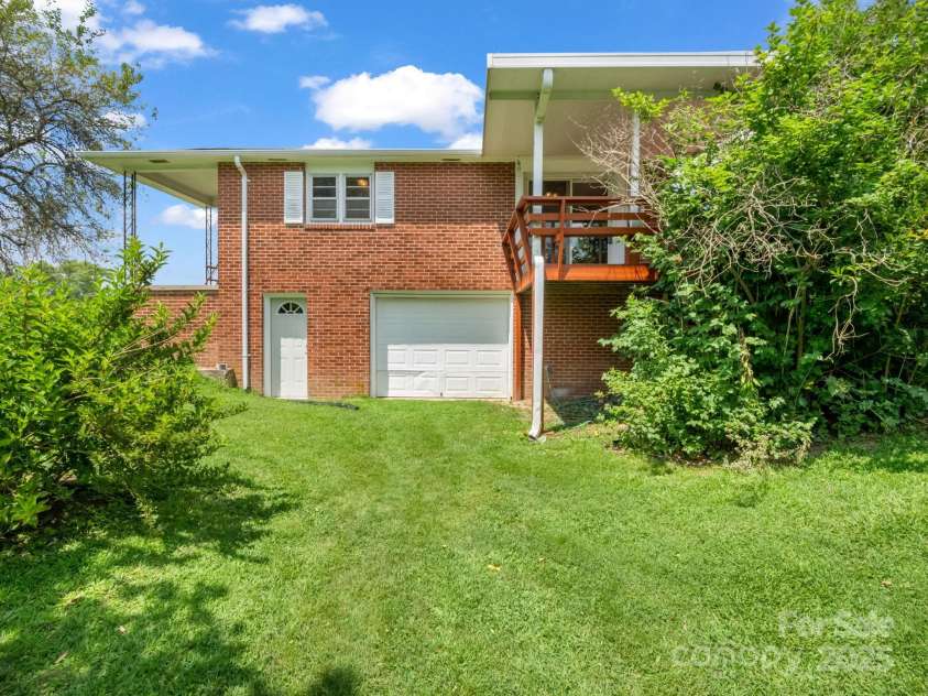 40 Country View Lane, Hendersonville, NC 28792.  MLS# CAR4283391, YatesRealty ID 29672. Exterior Back