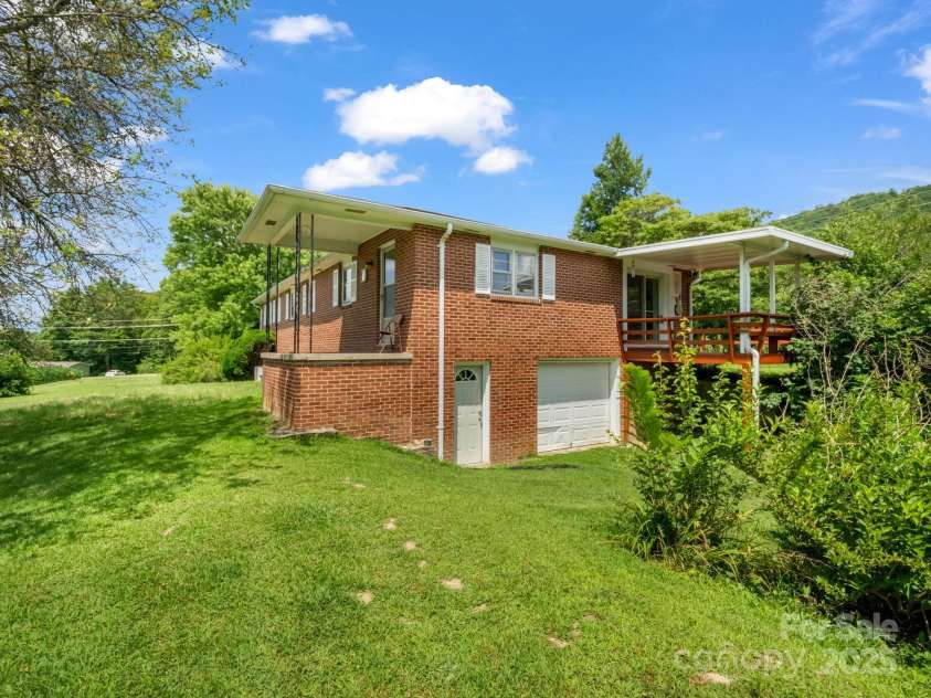40 Country View Lane, Hendersonville, NC 28792.  MLS# CAR4283391, YatesRealty ID 29672. Exterior Back