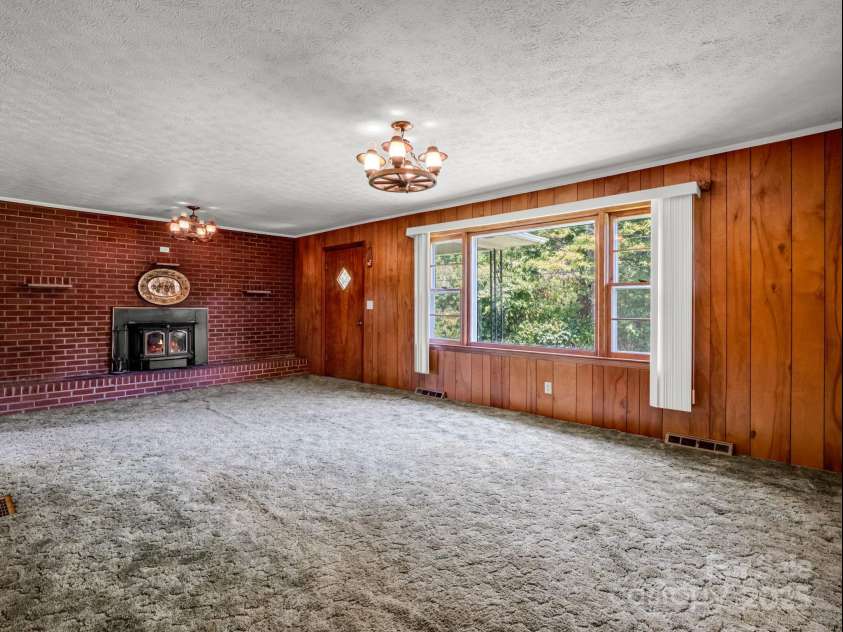 40 Country View Lane, Hendersonville, NC 28792.  MLS# CAR4283391, YatesRealty ID 29672. Family Room