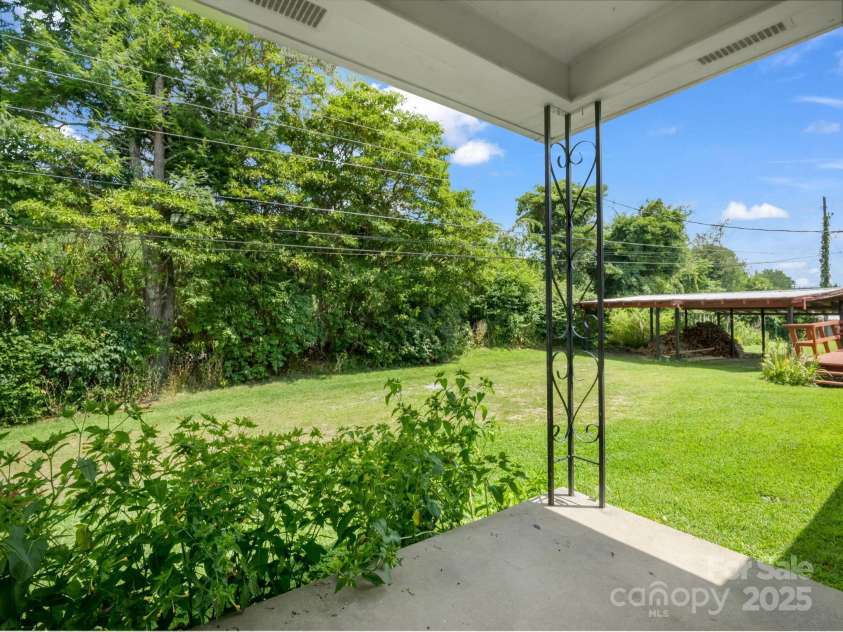 40 Country View Lane, Hendersonville, NC 28792.  MLS# CAR4283391, YatesRealty ID 29672. Front Porch