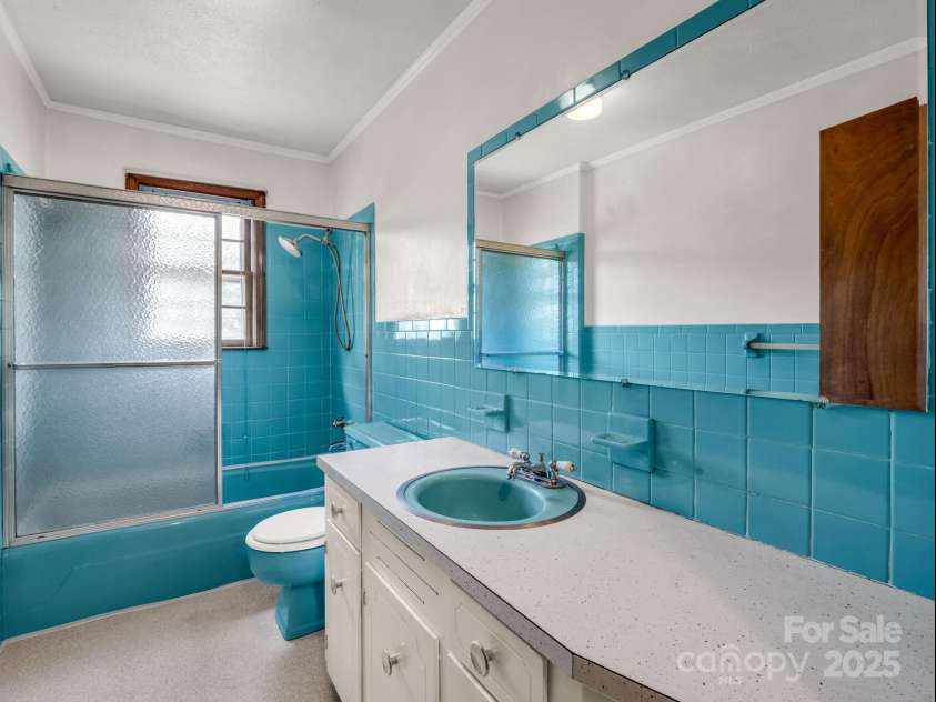 40 Country View Lane, Hendersonville, NC 28792.  MLS# CAR4283391, YatesRealty ID 29672. Hall Bath