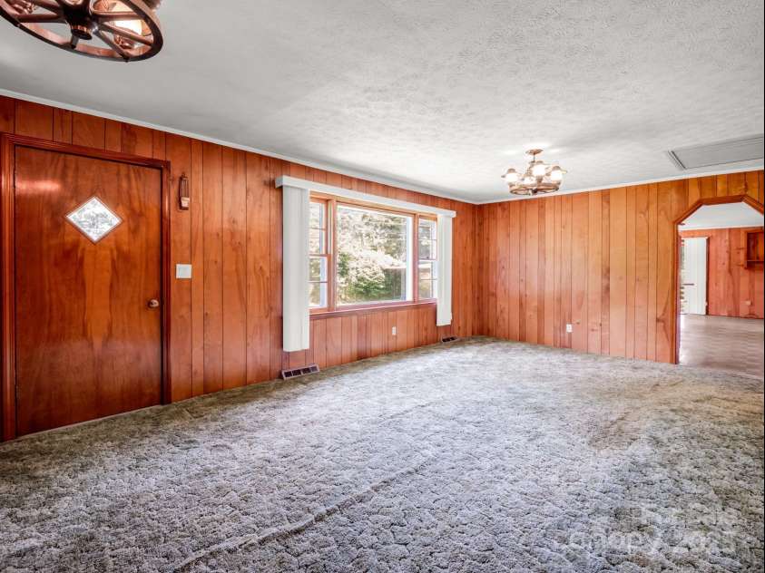 40 Country View Lane, Hendersonville, NC 28792.  MLS# CAR4283391, YatesRealty ID 29672. Living Room