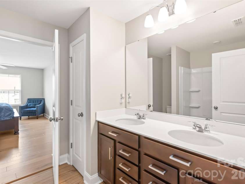 12205 Hollinhope Drive, Charlotte, NC 28278.  MLS# CAR4385321, YatesRealty ID 29673. Full Bathroom 3