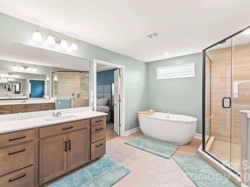 12205 Hollinhope Drive, Charlotte, NC 28278.  MLS# CAR4385321, YatesRealty ID 29673. Primary Bathroom