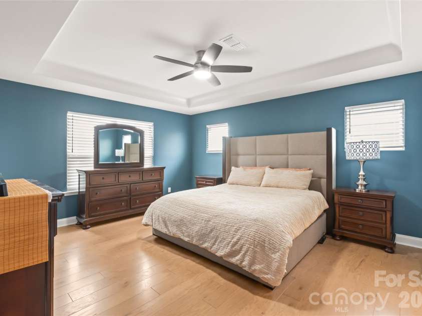 12205 Hollinhope Drive, Charlotte, NC 28278.  MLS# CAR4385321, YatesRealty ID 29673. Primary Bedroom with tray ceiling