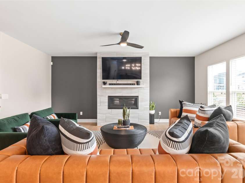 12205 Hollinhope Drive, Charlotte, NC 28278.  MLS# CAR4385321, YatesRealty ID 29673. Spacious living room