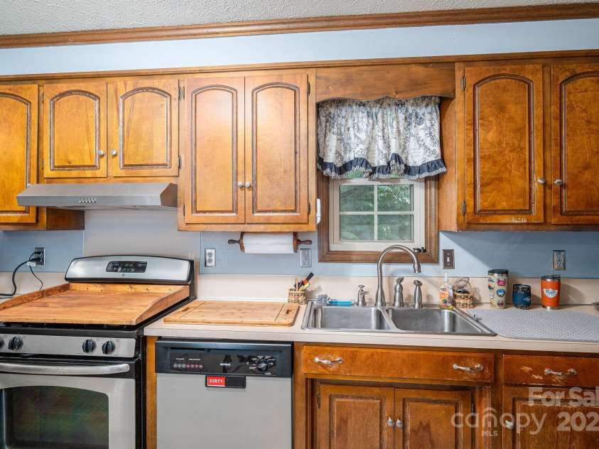 915 Danbrook Circle, Lincolnton, NC 28092.  MLS# CAR4286557, YatesRealty ID 29674. 