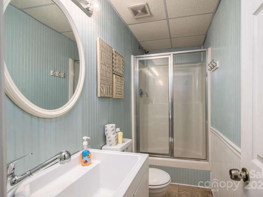 915 Danbrook Circle, Lincolnton, NC 28092.  MLS# CAR4286557, YatesRealty ID 29674. 