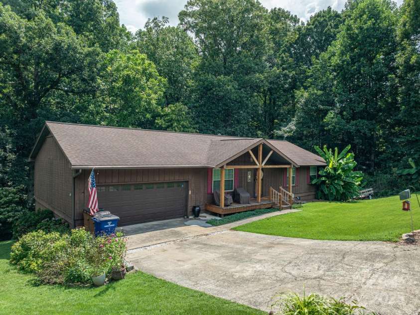915 Danbrook Circle, Lincolnton, NC 28092.  MLS# CAR4286557, YatesRealty ID 29674. 