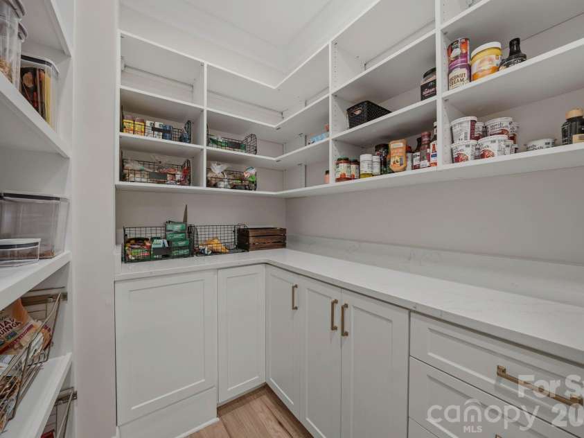 4547 Emory Lane, Charlotte, NC 28211.  MLS# CAR4381500, YatesRealty ID 29679. 