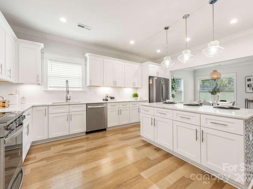 5305 Tarrywood Lane, Charlotte, NC 28205.  MLS# CAR4278868, YatesRealty ID 29679. 