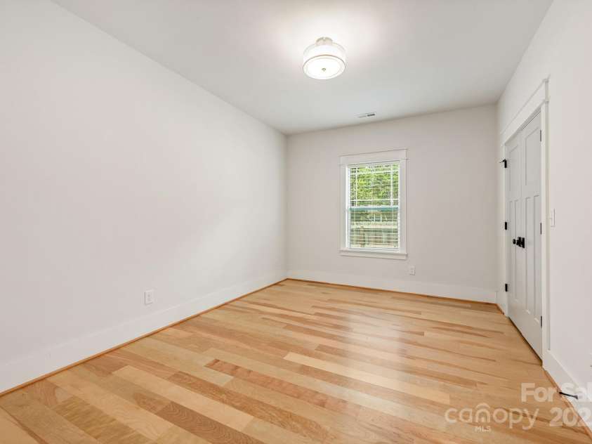 5305 Tarrywood Lane, Charlotte, NC 28205.  MLS# CAR4278868, YatesRealty ID 29679. 