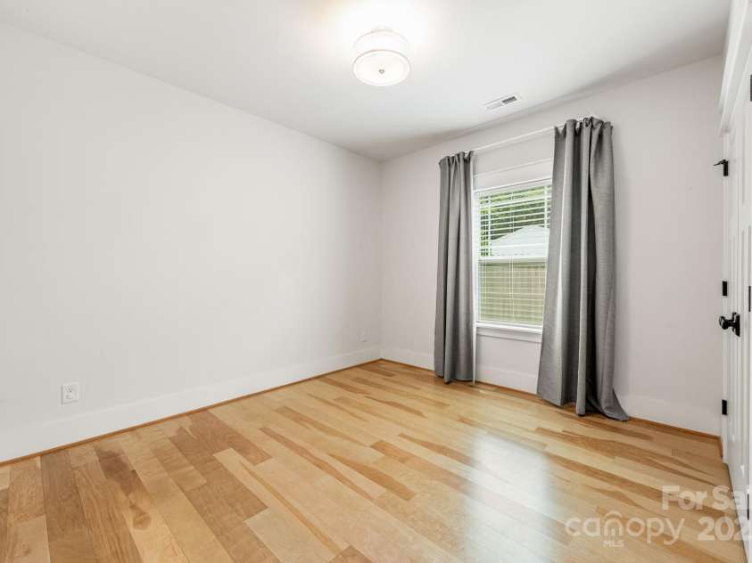5305 Tarrywood Lane, Charlotte, NC 28205.  MLS# CAR4278868, YatesRealty ID 29679. 