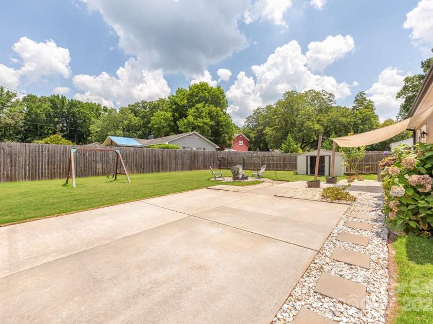 5305 Tarrywood Lane, Charlotte, NC 28205.  MLS# CAR4278868, YatesRealty ID 29679. 