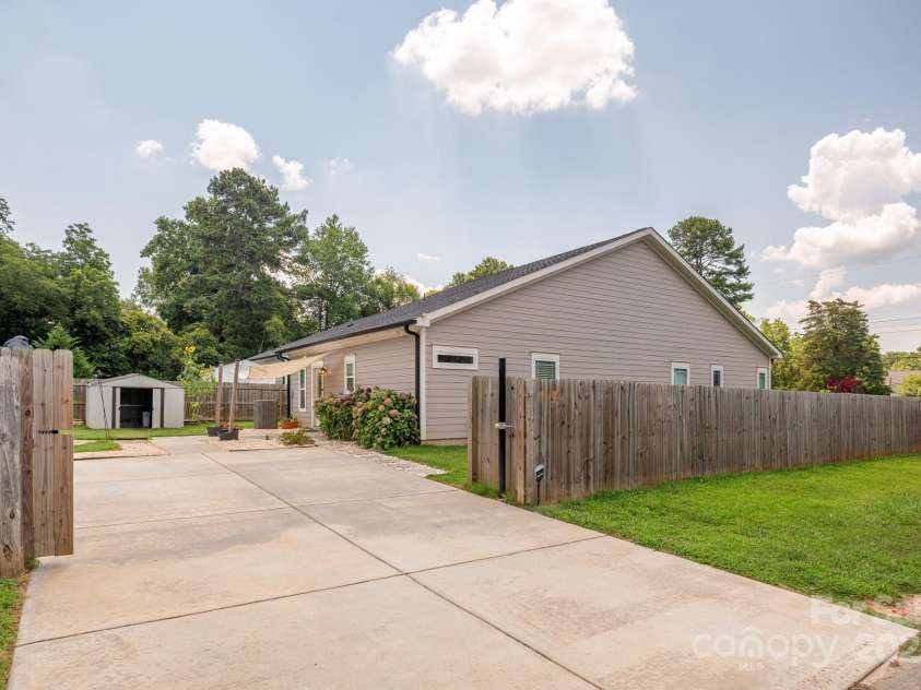 5305 Tarrywood Lane, Charlotte, NC 28205.  MLS# CAR4278868, YatesRealty ID 29679. Driveway off of the side street