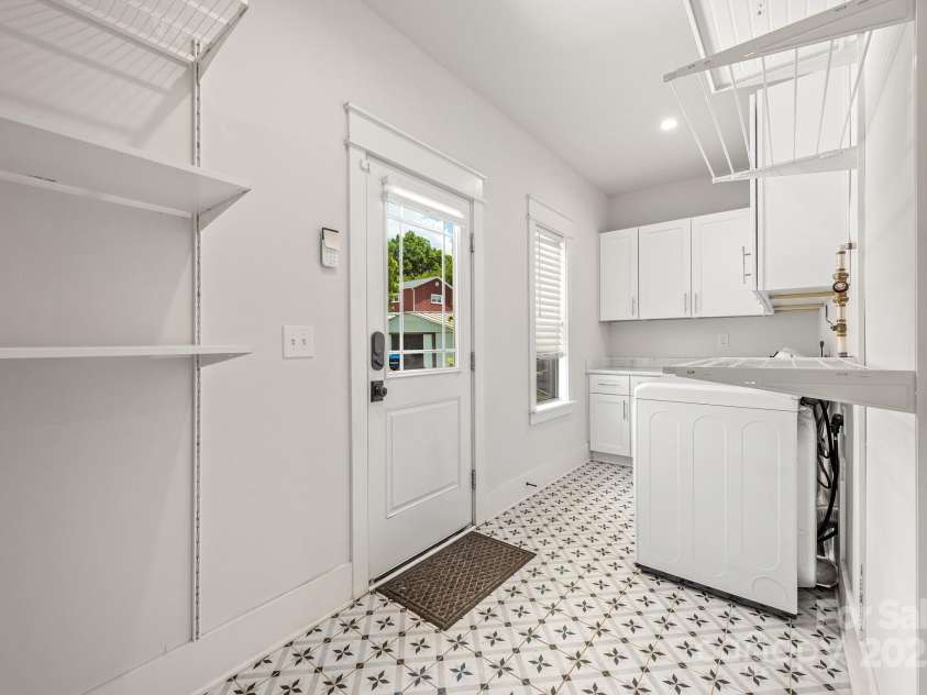 5305 Tarrywood Lane, Charlotte, NC 28205.  MLS# CAR4278868, YatesRealty ID 29679. Drop zone and laundry room
