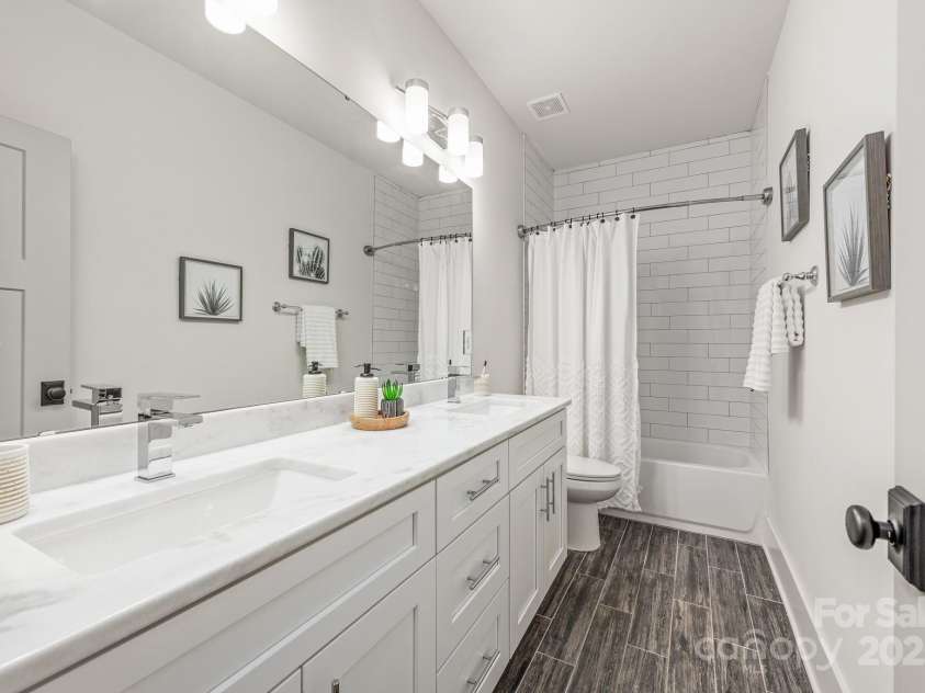 5305 Tarrywood Lane, Charlotte, NC 28205.  MLS# CAR4278868, YatesRealty ID 29679. Hallway full bathroom