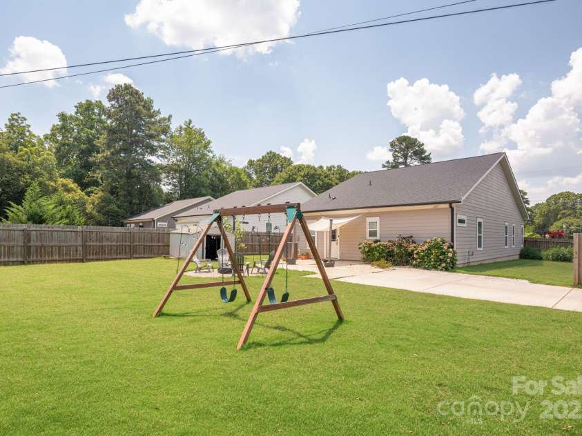 5305 Tarrywood Lane, Charlotte, NC 28205.  MLS# CAR4278868, YatesRealty ID 29679. Spacious backyard