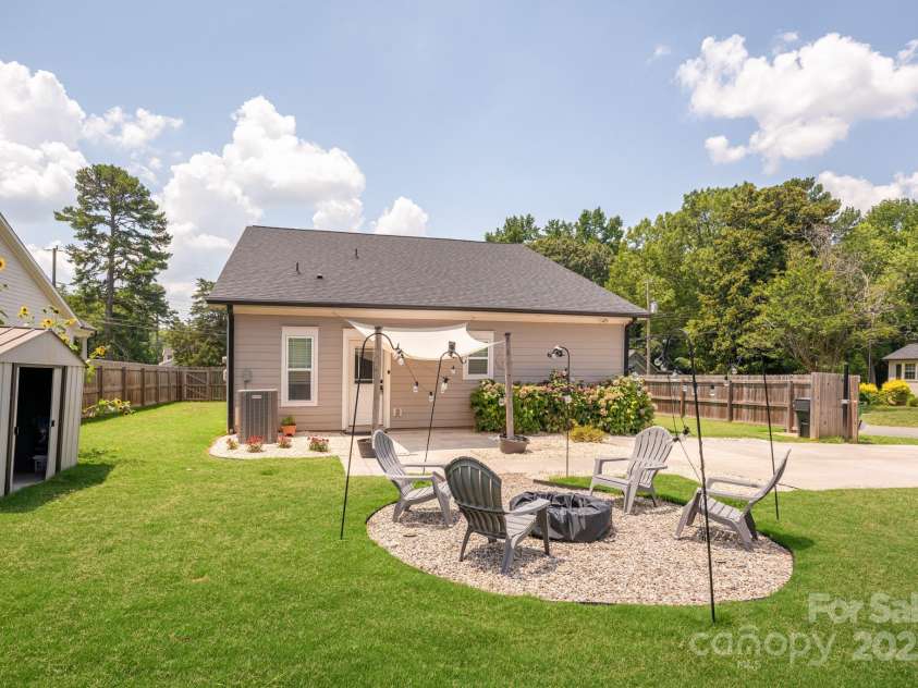 5305 Tarrywood Lane, Charlotte, NC 28205.  MLS# CAR4278868, YatesRealty ID 29679. Spacious backyard