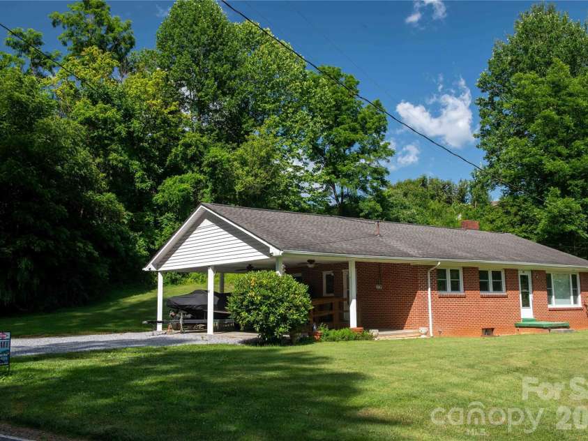 40 Double Island Road, Burnsville, NC 28714.  MLS# CAR4400038, YatesRealty ID 2968. 