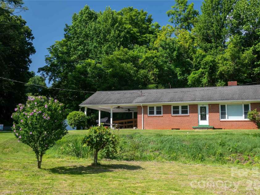 40 Double Island Road, Burnsville, NC 28714.  MLS# CAR4400038, YatesRealty ID 2968. 