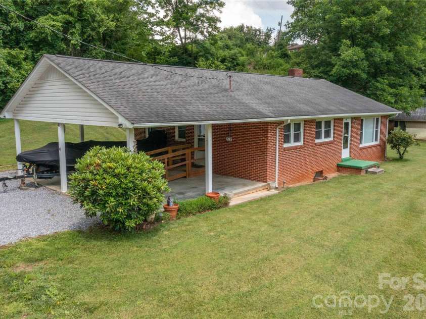 40 Double Island Road, Burnsville, NC 28714.  MLS# CAR4400038, YatesRealty ID 2968. 