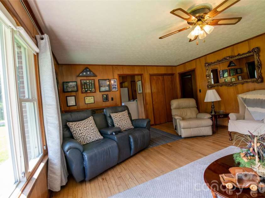 40 Double Island Road, Burnsville, NC 28714.  MLS# CAR4400038, YatesRealty ID 2968. 